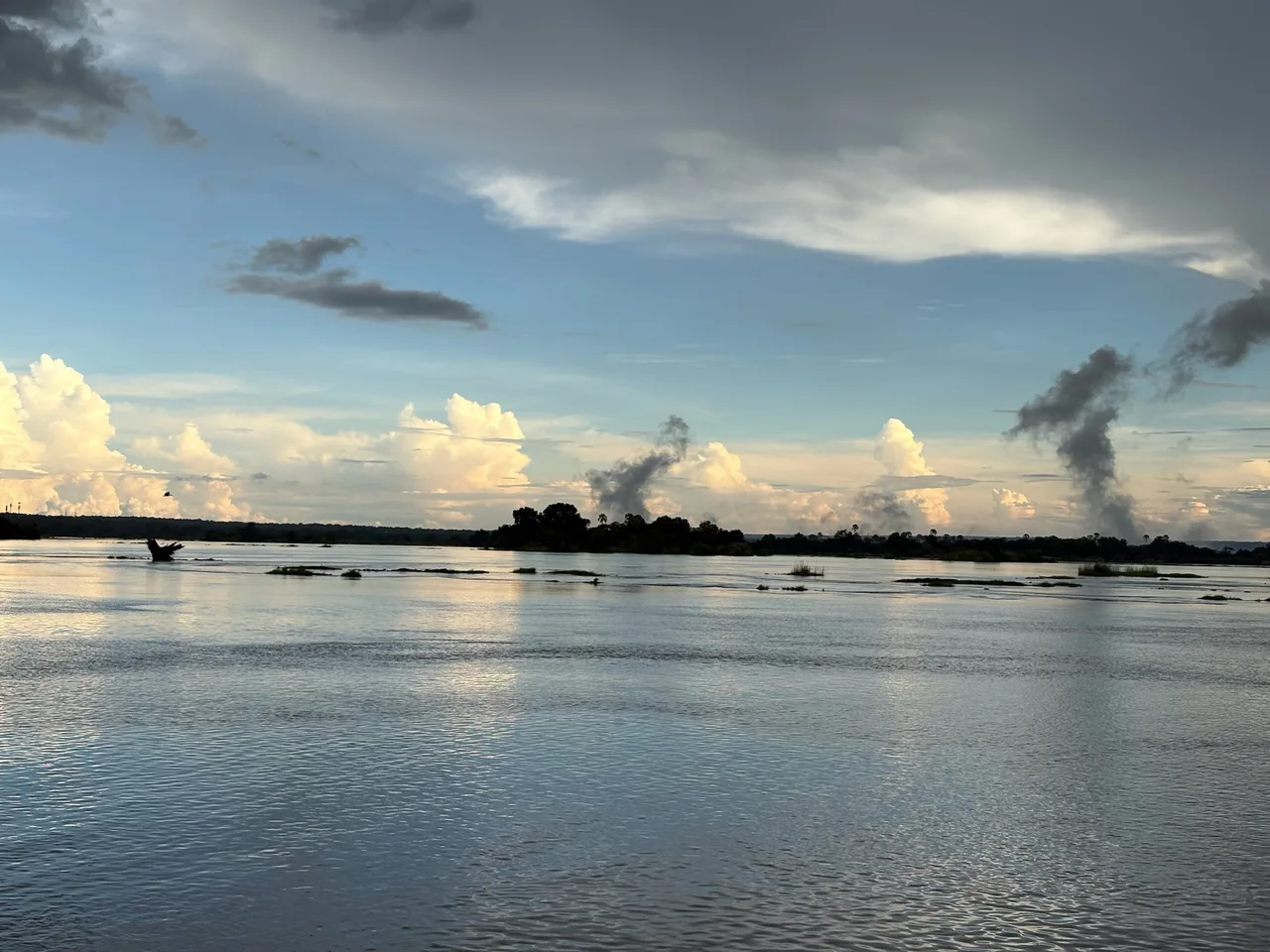 Le Zambèze sous les nuages en fin de journée, vu depuis un bateau.