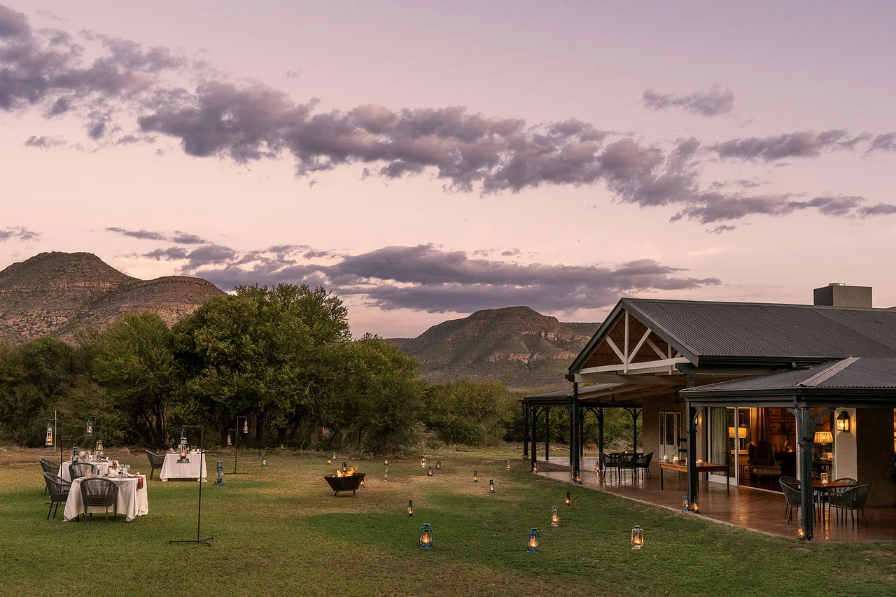 Des tables dressées devant le lodge de Samara, dans le Karoo.