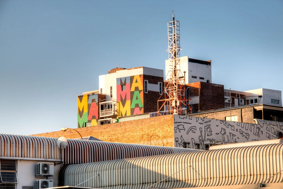 Immeuble coloré marqué « MAMA » au cœur de Johannesburg.