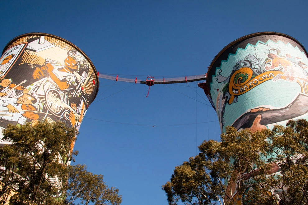 Les célèbres tours d’Orlando à Soweto (Johannesburg), reliées par une passerelle de saut à l’élastique, avec leurs fresques murales emblématiques.