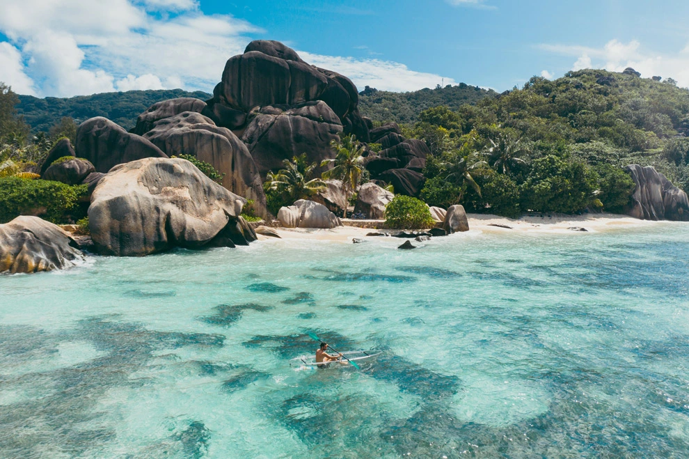 Kayak sur une plage aux Seychelles