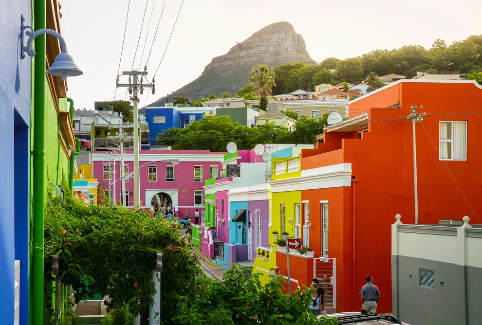 Maisons colorées du quartier de Bo-Kaap avec la montagne du Lion en arrière-plan au Cap.