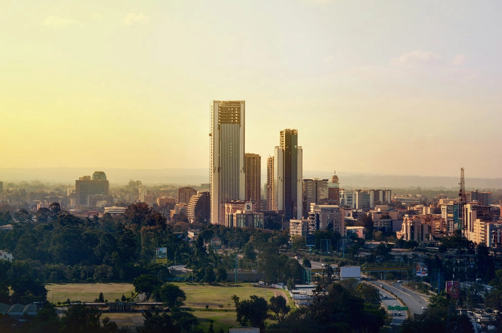 Vue sur Nairobi au coucher du soleil avec de nombreux gratte-ciel modernes.