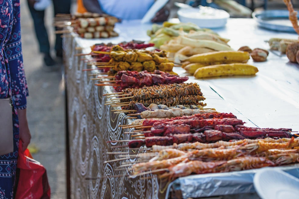 Marché de rue en Afrique du Sud avec des brochettes de viande