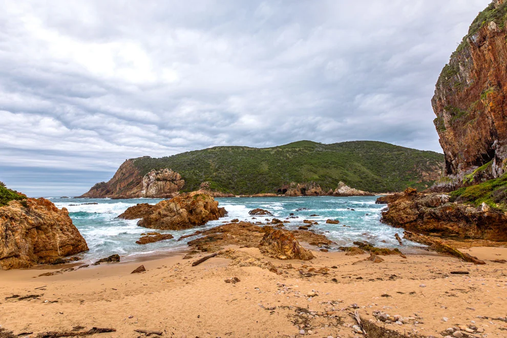 Une plage rocheuse le long de la Route des Jardins.