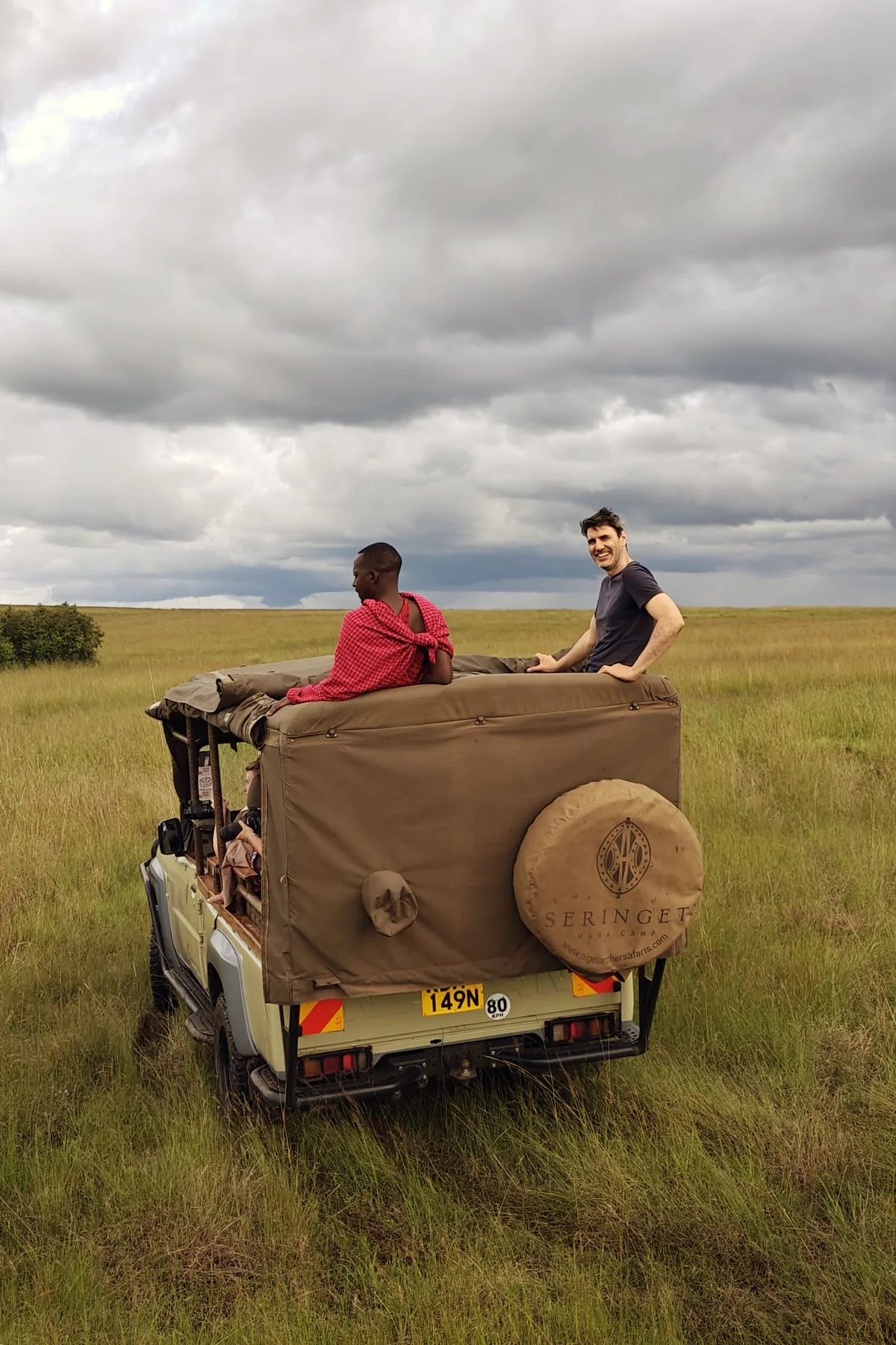 Emile Germiquet et un compagnon de safari à bord d’un véhicule dans les plaines du Kenya.