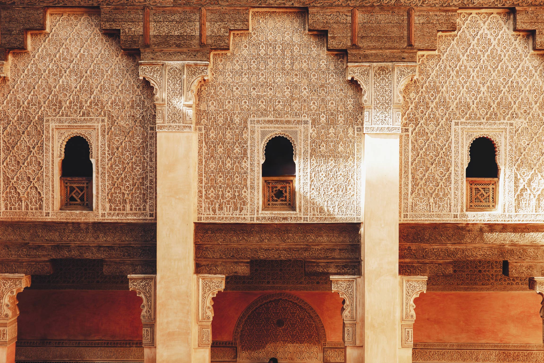 Voyage au Maroc : façade richement décorée d’un palais à Marrakech, symbole de l’architecture mauresque et du patrimoine marocain.