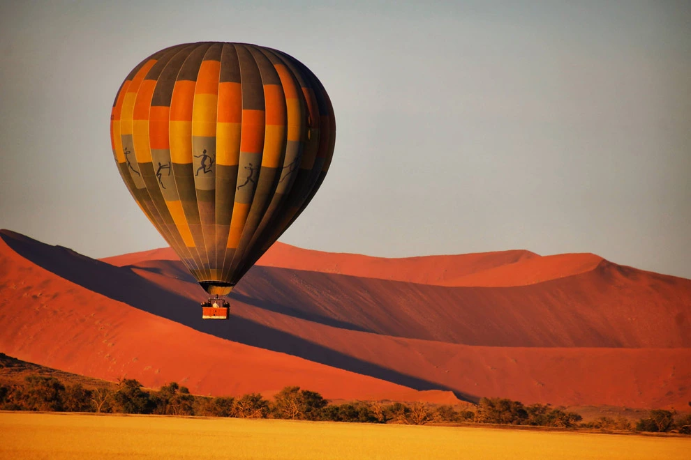 Montgolfière survolant les dunes de Sossusvlei en Namibie