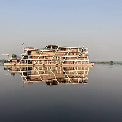 Bateau de croisière sur le fleuve Congo (Brazzaville) lors d'une expédition au coeur de l'Afrique en bateau