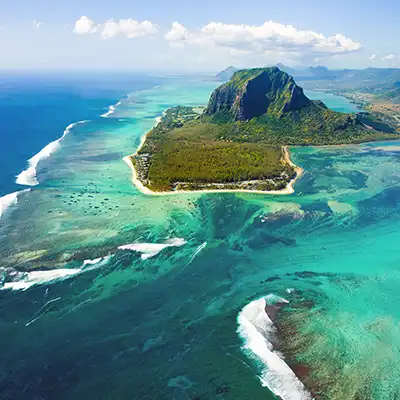 Vue aérienne du Morne Brabant et des lagons turquoise du sud-ouest de l’île Maurice.