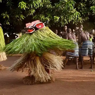 Danse traditionnelle en Afrique de l’Ouest, symbolisant la force du collectif et la richesse des cultures locales.
