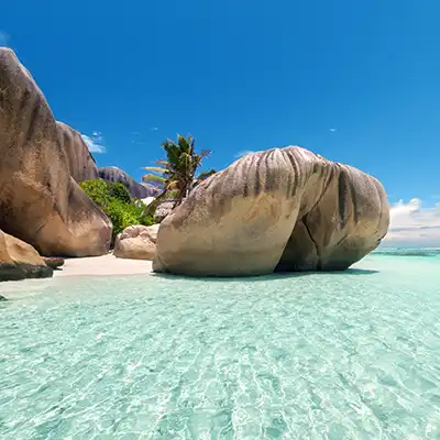 Les rochers de granit emblématiques de La Digue bordant une eau turquoise aux Seychelles.