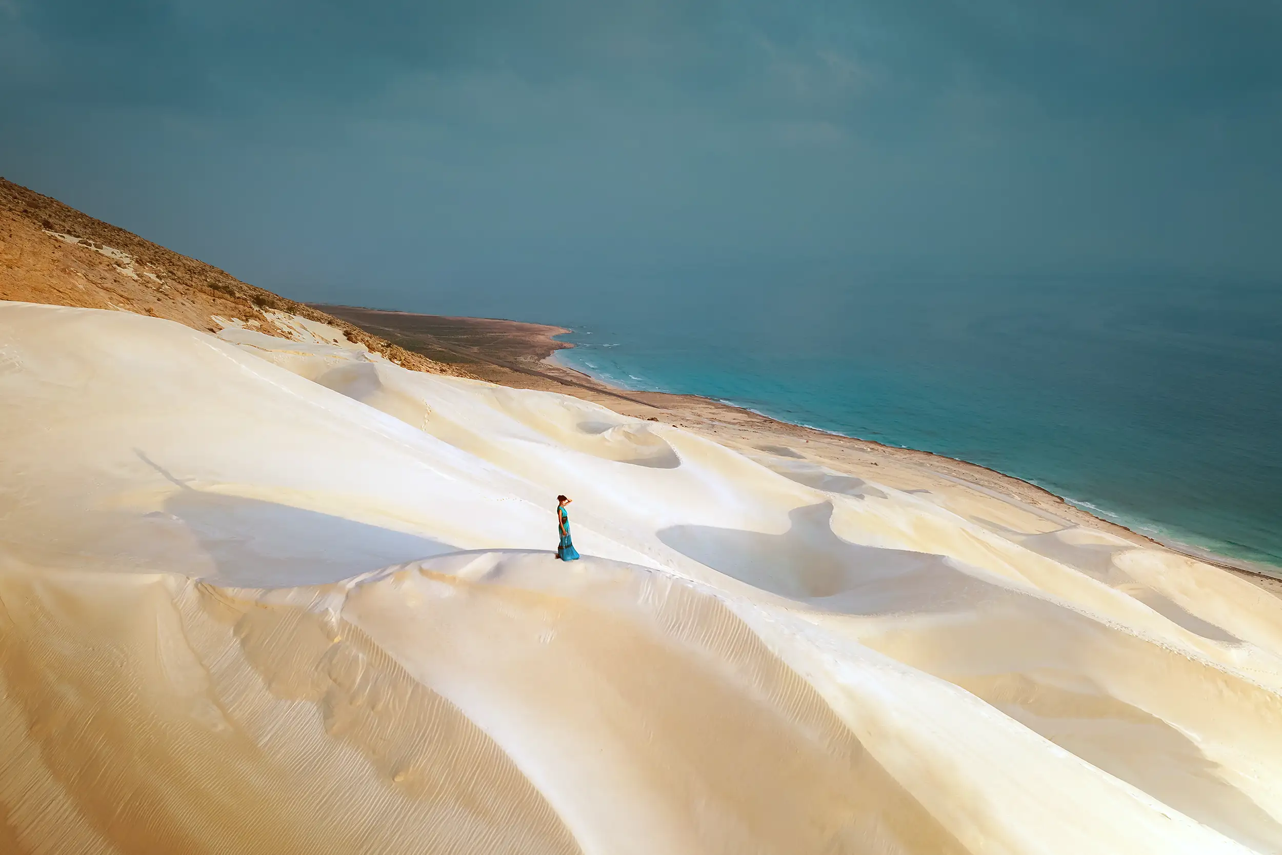 Voyageuse observant un éléphant depuis son camp de safari en Afrique.