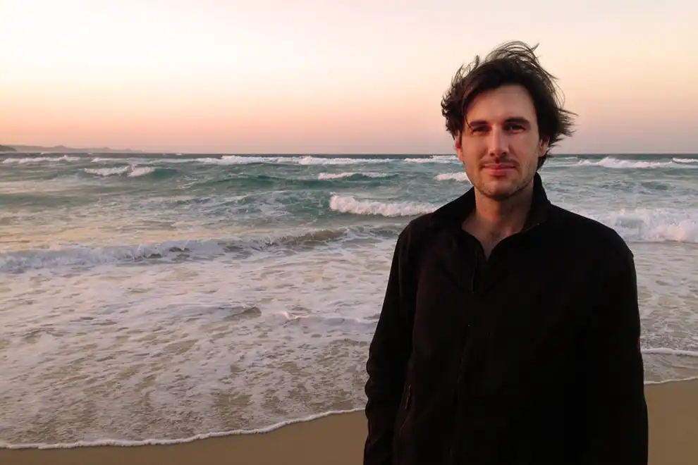 Emile Germiquet, fondateur de l’agence Mungo Park à Genève, sur une plage du Mozambique – spécialiste des voyages sur mesure en Afrique australe.