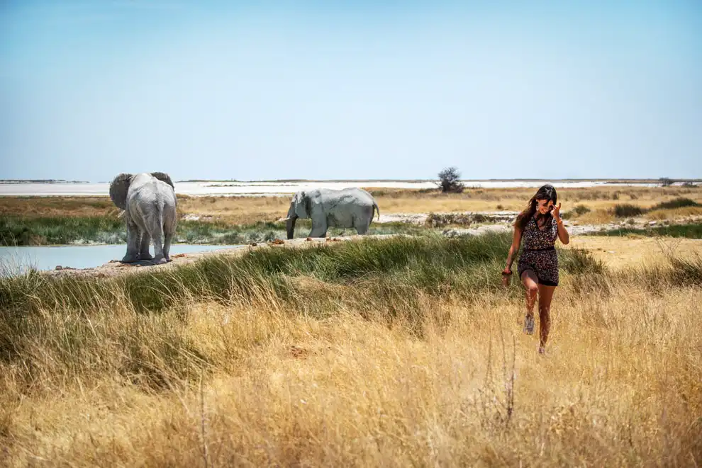 Mégane, expert chez Mungo Park à Genève, sur le pan d'Etosha spécialiste des voyages sur mesure en Afrique.