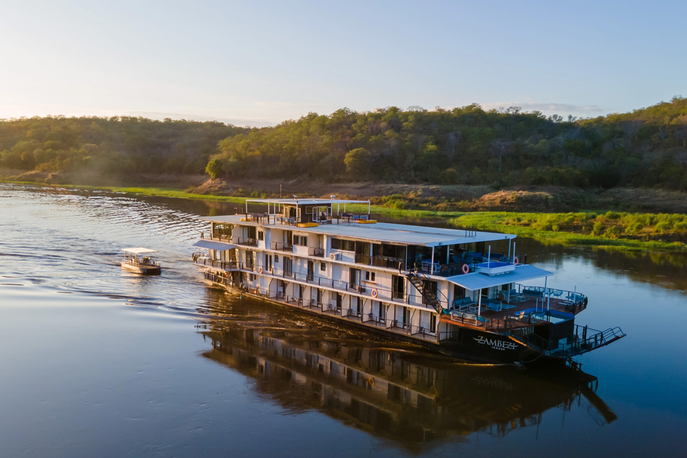 Un bateau de croisière fluviale navigue sur le Zambeze.