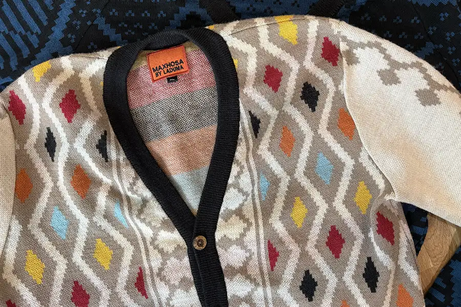 deux pulls de Maxhosa, le designer sud-africaine