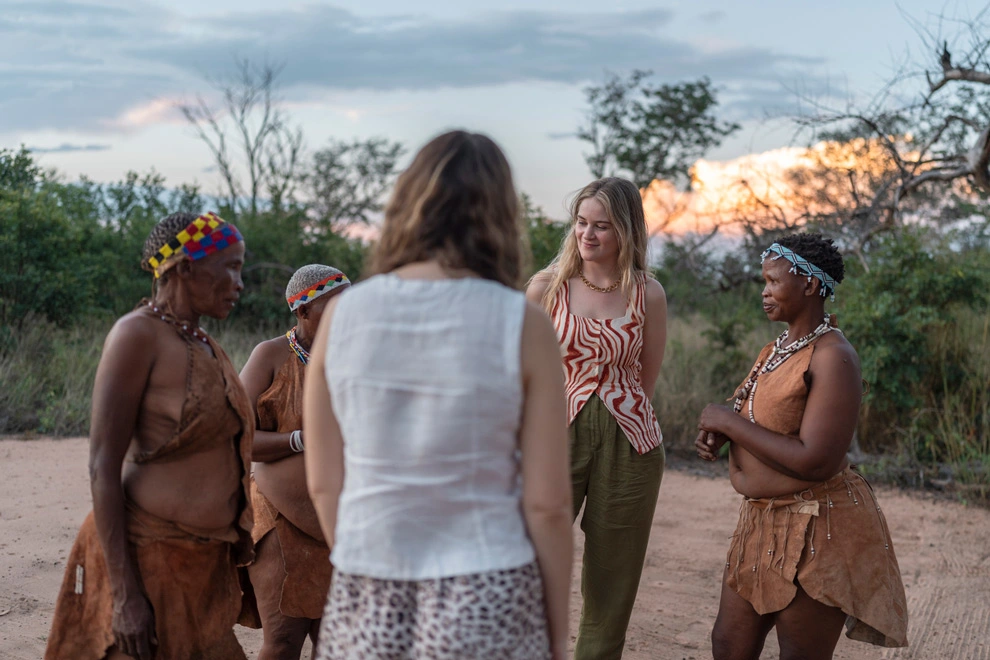 Discussion entre des voyageuses et des locales habillées en habit traditionnels